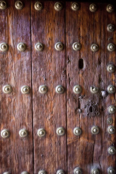 Porta de madeira com ornamentos de ferro — Fotografia de Stock