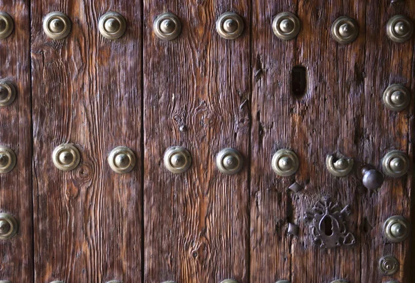 Porta de madeira com ornamentos de ferro — Fotografia de Stock