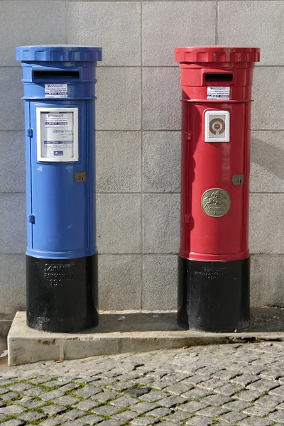 Μπλε και κόκκινο γραμματοκιβώτια — Φωτογραφία Αρχείου