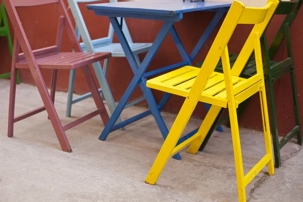 Cadeiras coloridas e mesa — Fotografia de Stock