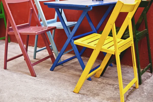 Cadeiras coloridas e mesa — Fotografia de Stock