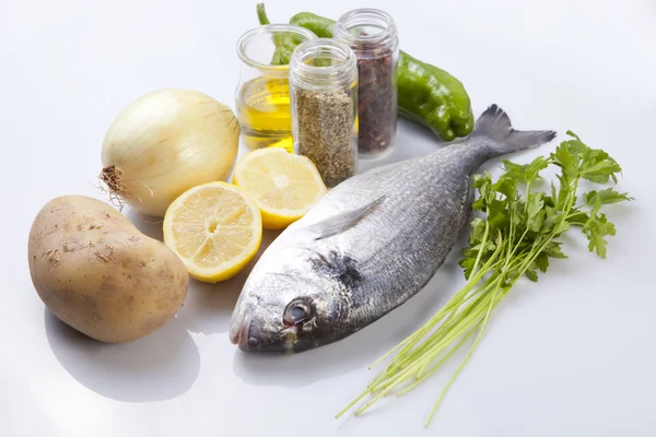 Raw sea bream fish with some ingredients — Stock Photo, Image