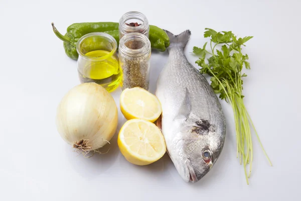 RAW havsruda fisk med några ingredienser — Stockfoto