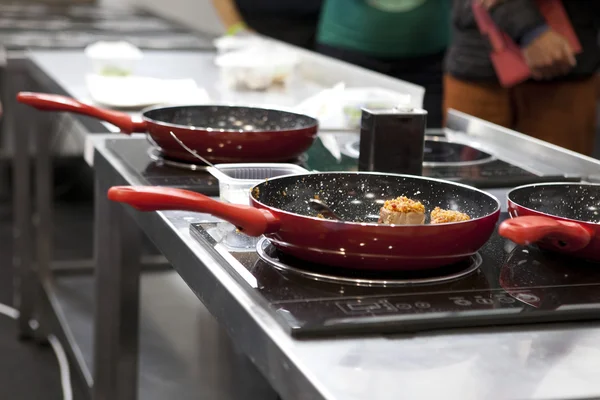 Matlagning på röda kastrull — Stockfoto