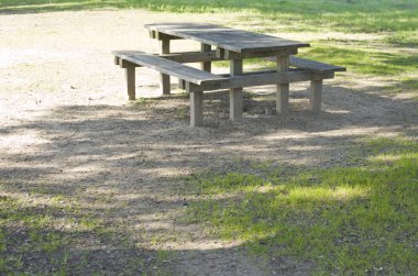 ahşap piknik masa alanı