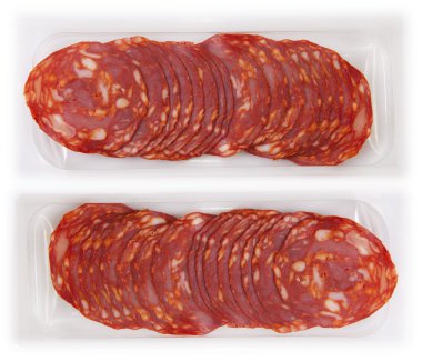 Paket üzerinde kırmızı chorizo dilim