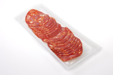 Paket üzerinde kırmızı chorizo dilim