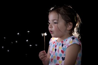 Oynama ve bir karahindiba üzerinde üfleme