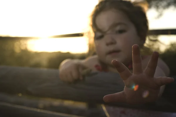 Kleinkind Mädchen auf dehesa Sonnenuntergang — Stockfoto
