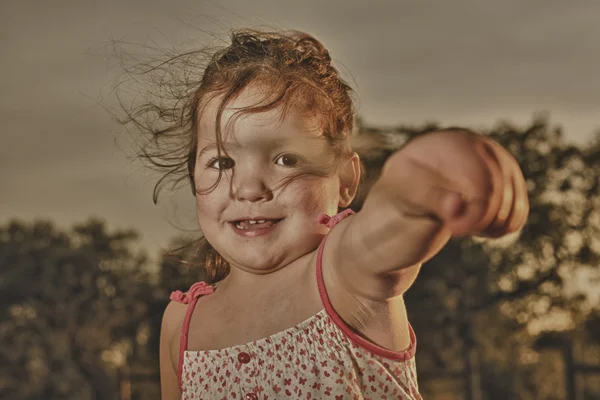 Menina da criança no pôr-do-sol dehesa — Fotografia de Stock