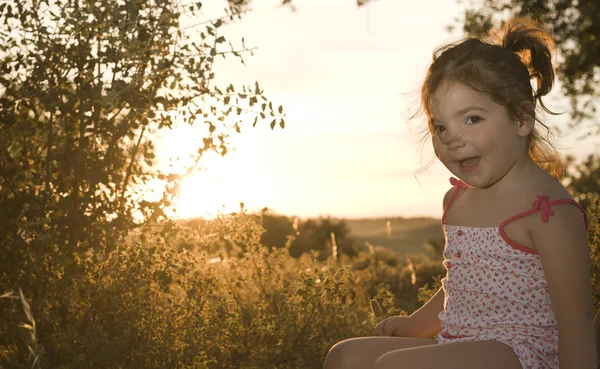 Menina da criança no pôr-do-sol dehesa — Fotografia de Stock