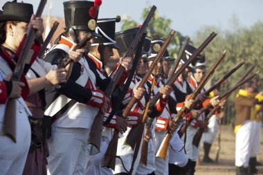 Askerler ateş etmeye hazır