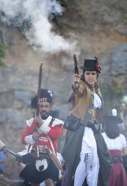 Sivil kadın ordu birlikleri arasında tabancayla ateş