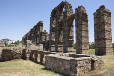 Çeşme yanında su kemeri