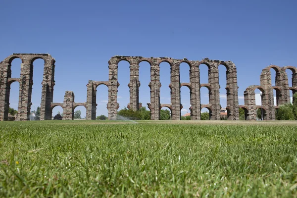 Aqueduto de Merida a partir da grama — Fotografia de Stock