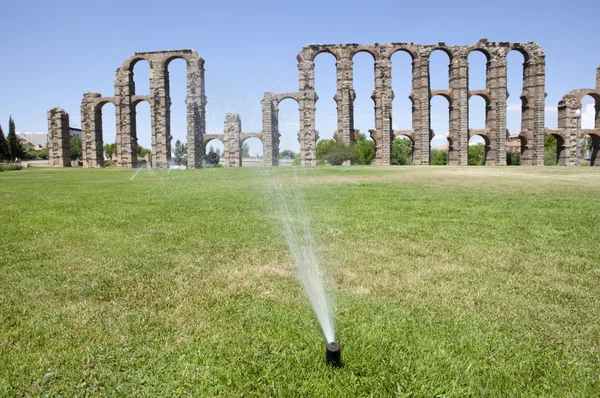 ローマの水道橋で草スプリンクラー — ストック写真