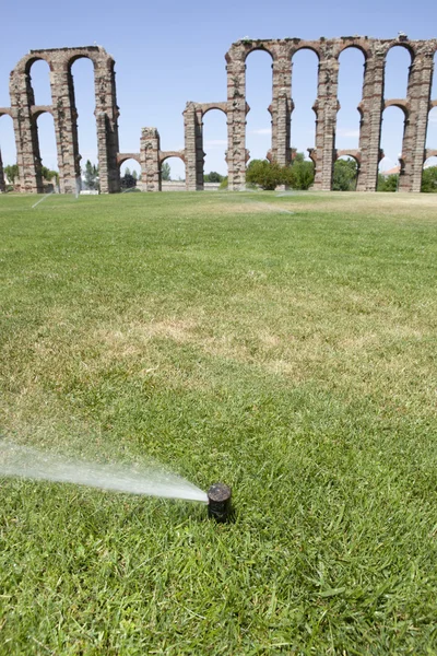 Çim yağmurlama ile Roma su kemeri — Stok fotoğraf