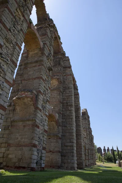 Sütunlar ve kemerler Merida su kemeri — Stok fotoğraf