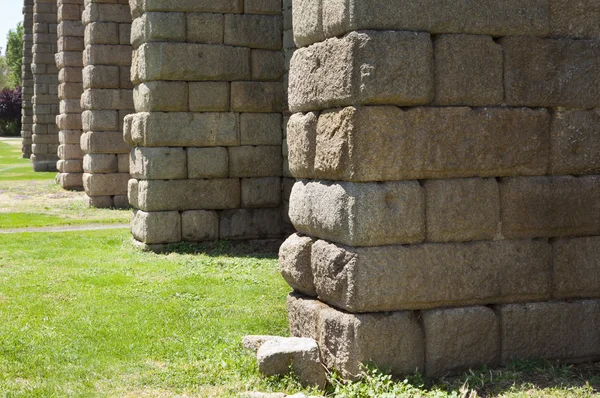 Granieten pijlers van Los Milagros aquaduct — Stockfoto