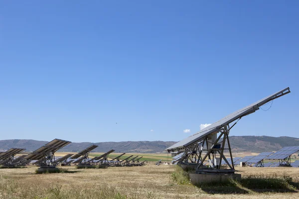 Campo de painéis fotovoltaicos solares — Fotografia de Stock
