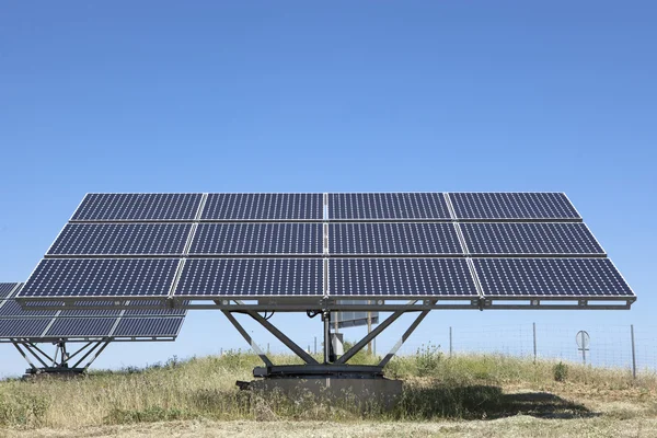 Campo de painéis fotovoltaicos solares — Fotografia de Stock