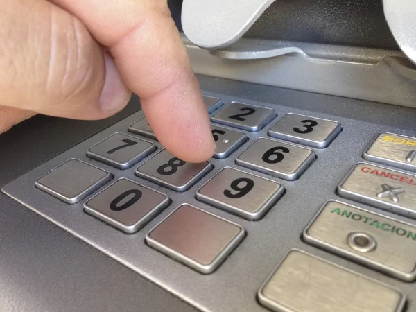 Homem dedo pressionando senha ATM — Fotografia de Stock