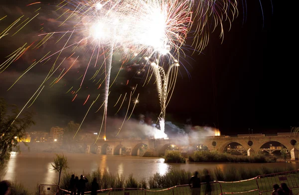 Pessoas observando os fogos de artifício de Puente de Palmas em San Juan fest — Fotografia de Stock