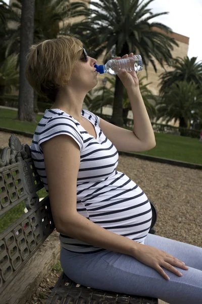 妊婦は水を飲んで — ストック写真