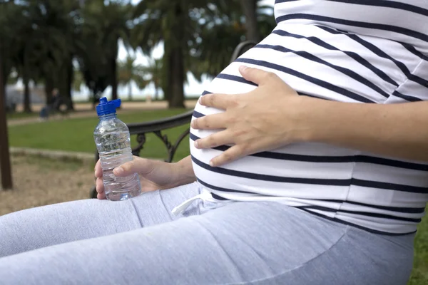 Donna incinta bere acqua — Foto Stock