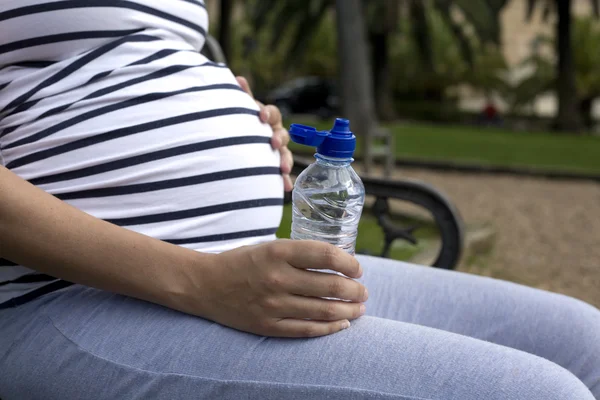 孕妇饮水 — 图库照片