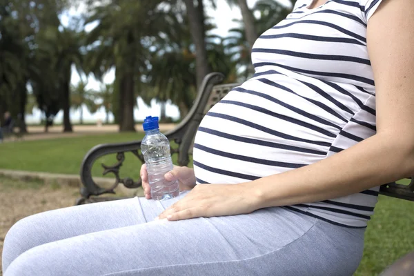 Donna incinta bere acqua — Foto Stock