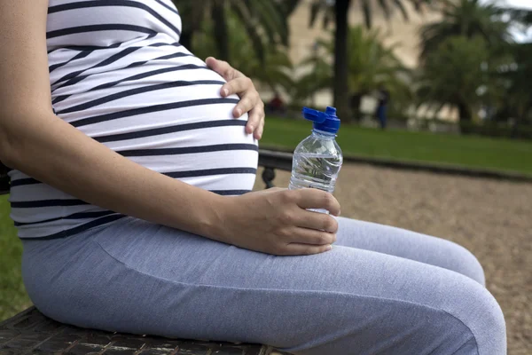 Pregnant woman drinking water — Stock Photo, Image