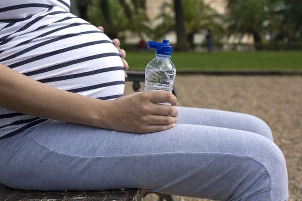 Donna incinta bere acqua — Foto Stock