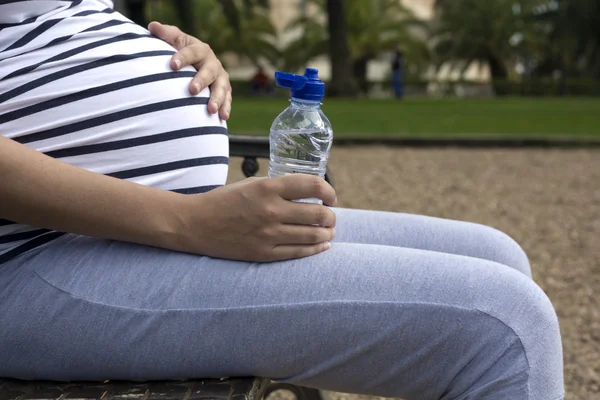 Donna incinta bere acqua — Foto Stock