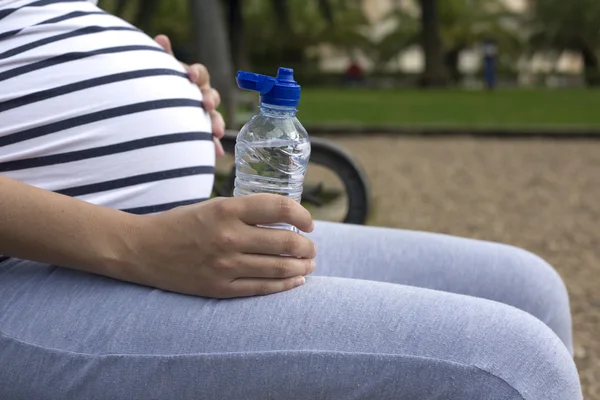 Donna incinta bere acqua — Foto Stock