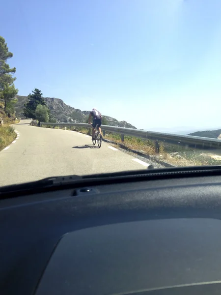 Conduire lentement derrière un cycliste — Photo