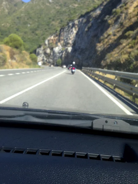 Condução lenta atrás de um motociclista — Fotografia de Stock