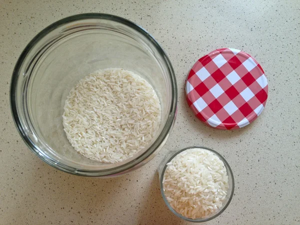 Arroz blanco en un frasco de vidrio grande abierto — Foto de Stock