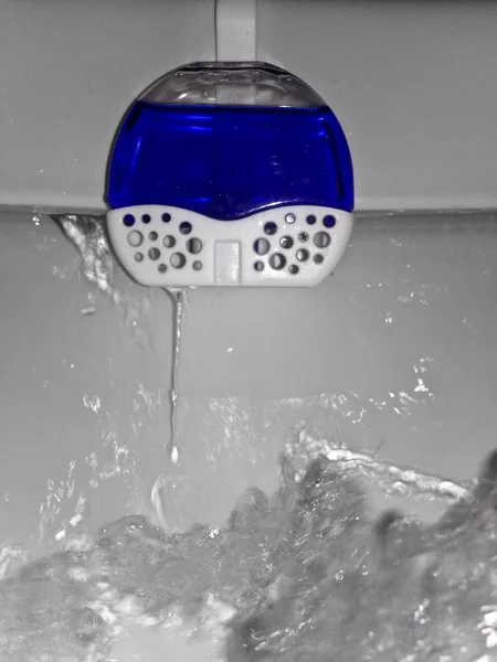 Vatten utsläpp i toalettstolen — Stockfoto