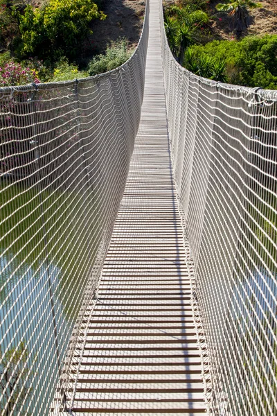 Веревочный и нетто-подвесной мост — стоковое фото