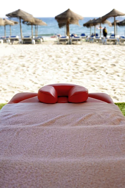 Mesa de masaje junto a la playa — Foto de Stock