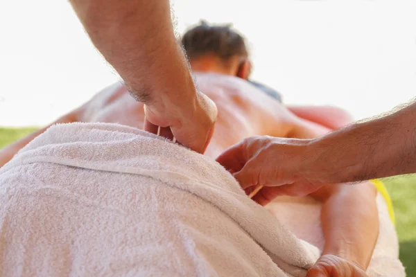 Massageterapeut i aktion — Stockfoto