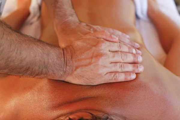 Massaggiatore in azione — Foto Stock