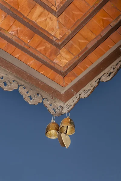 Opknoping klokken van Thaise traditionele stijl — Stockfoto