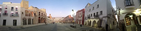 Soumrak měsíc vysoké náměstí, Badajoz — Stock fotografie