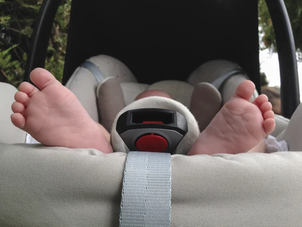 Pieds bébé chez maxi cosi — Photo