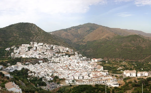 Ojen, pueblo blanco sobre una colina cerca de Marbella, España — Foto de Stock