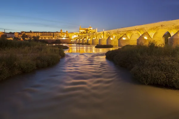 Река Гвадалкивир с римским мостом и мечетью — стоковое фото