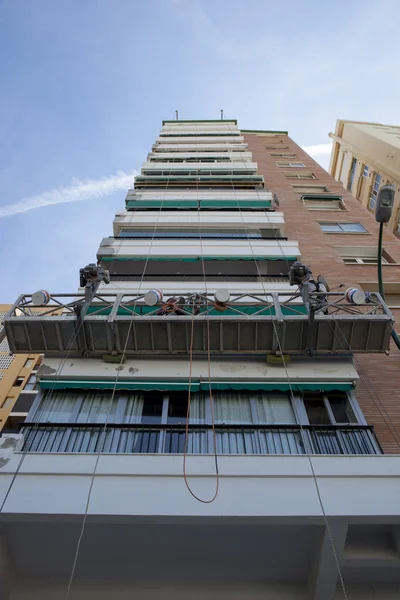 Ліфт для фарбування стін висотних будівель — стокове фото