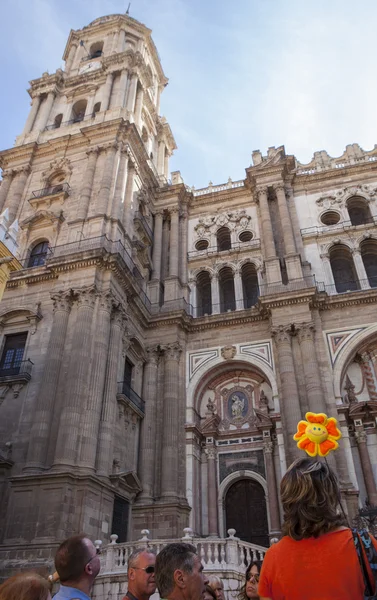 Turistas miran la torre de la Catedral de Málaga —  Fotos de Stock